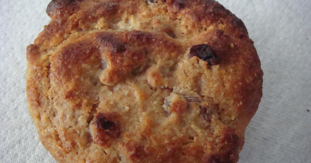 Gillian's Kitchen: Recipe for Bran Muffins with golden raisins and apricots Gillian's Kitchen: Recipe for Bran Muffins with golden raisins and apricots